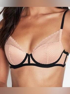 Victorias secret. Very sexy lined plunge bra. 32C